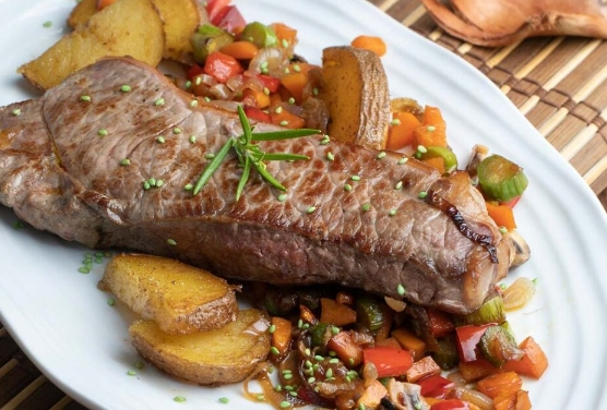 Entrecot a la plancha con guarnición en Pequeña Venecia Manresa